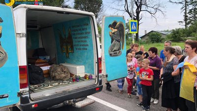 Мешканці Львівщини на колінах зустрічають загиблого на Донбасі воїна (ВІДЕО)