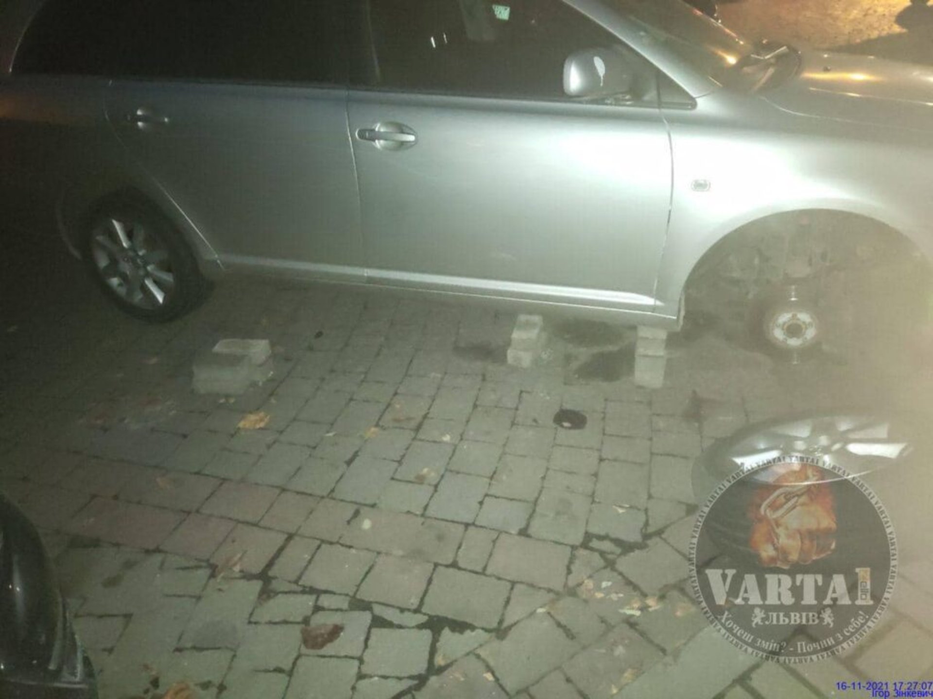 У центрі Львова із автомобіля знову зняли колеса