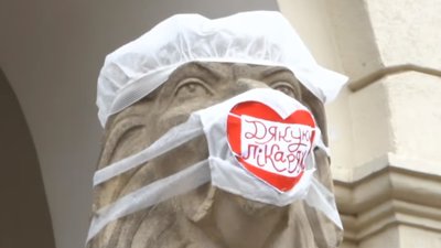 У Львові левів одягли у білі халати та маски з написом "Дякую лікарям" (ВІДЕО)