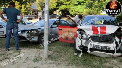У Львові сталася аварія на Виговського: від удару машини вилетіли на узбіччя (ФОТОРЕПОРТАЖ, ВІДЕО)