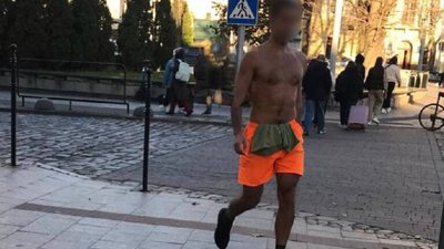 У центрі Львова загартовується чоловік