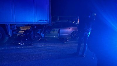 На Львівщині автомобіль влетів під вантажівку