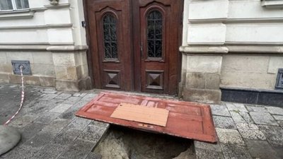 У центрі Львова утворилось велике провалля (ФОТО)