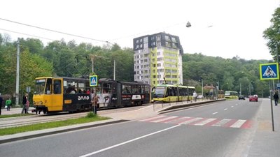 У Львові трамвай збив 18-річну дівчину, яка перебігала колію