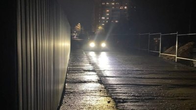 У Львові на тротуарі не можуть розминутись двоє людей