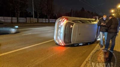 У Львові на Стрийській перекинувся автомобіль (ФОТО, ВІДЕО)