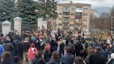 У Хмельницькому сотні людей прийшли до храму УПЦ МП, де побили військового