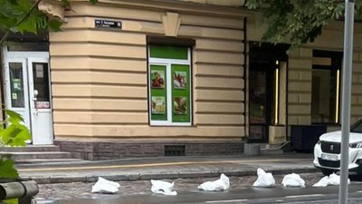 У Львові просять прибрати сміття з паркувального місця