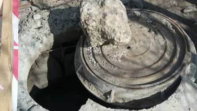 У Львові сміттєвоз розтрощив люк (ФОТО)