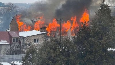 У Львові горять двоповерхові складські приміщення (ВІДЕО)