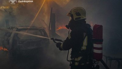 На Львівщині горіли автомобільні запчастини