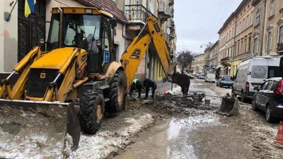 У Садового у центрі Львова потекла вода