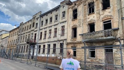 У Львові ЮНІСЕФ передав плівку для постраждалих від обстрілів