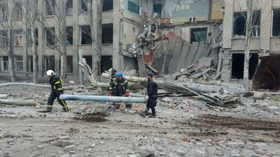 На Донеччині з-під завалів школи витягнули тіло жінки (ФОТО)