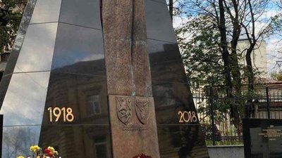 Керівник Львівської залізниці відновив дати державності на Монументі ЗУНР у Львові
