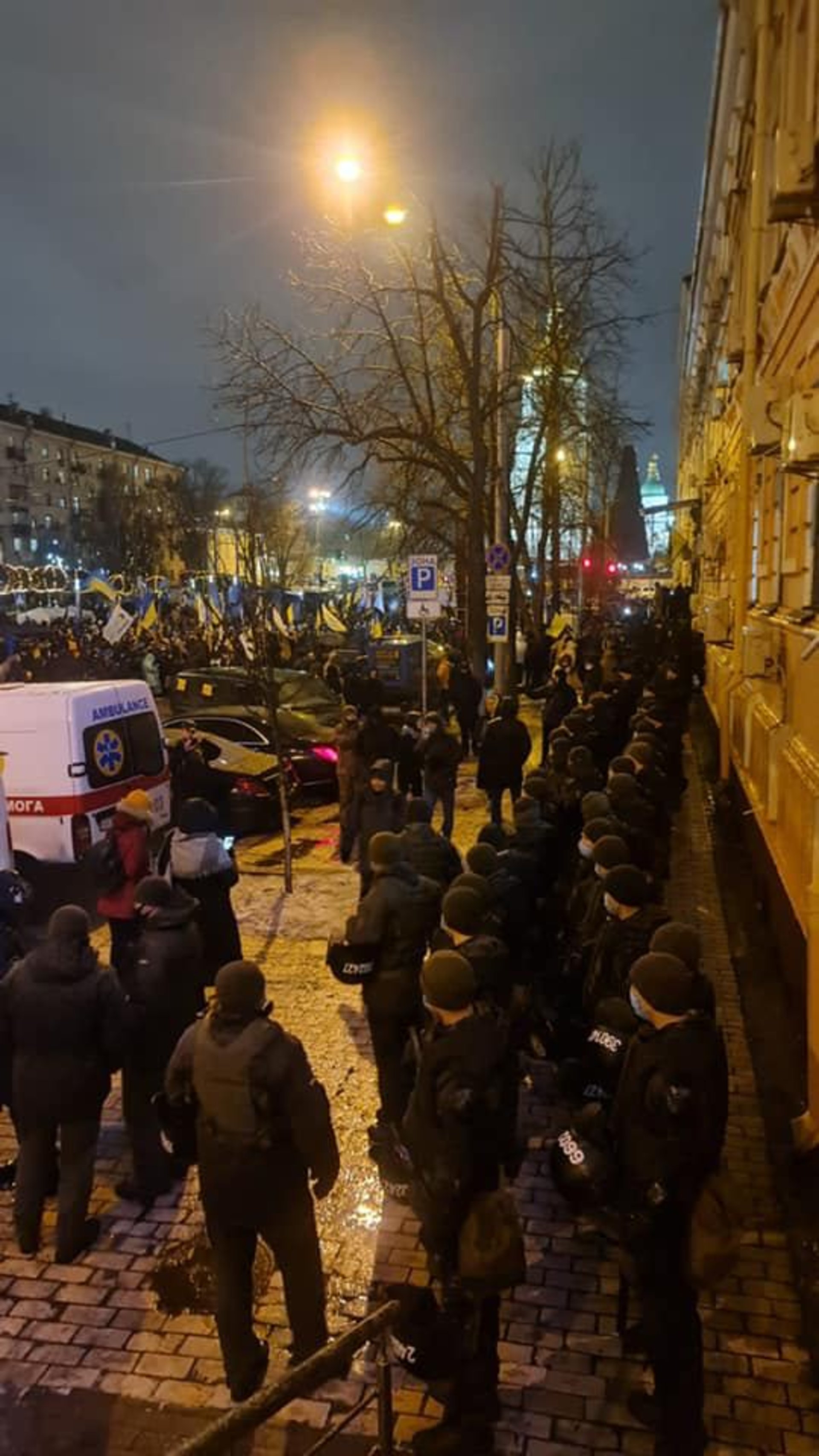 Під будівлю Печерського суду Києва зігнали автозаки, фото Олексія Гончаренка