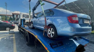 Біля Львова евакуатор забрав автомобілі, які перешкоджали руху