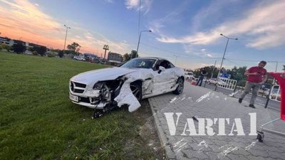 Одна вилетіла на тротуар: біля Львова зіткнулися дві автівки (ФОТО, ВІДЕО)