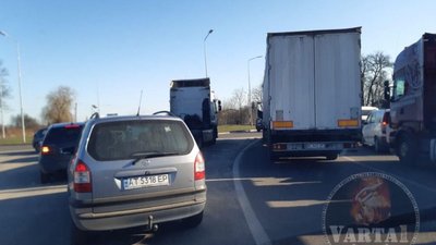 У Львові на об’їзній зупинились вантажівки (ФОТО)
