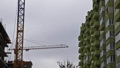 Як у Львові вантажний кран становить небезпеку для пішоходів (ФОТО)
