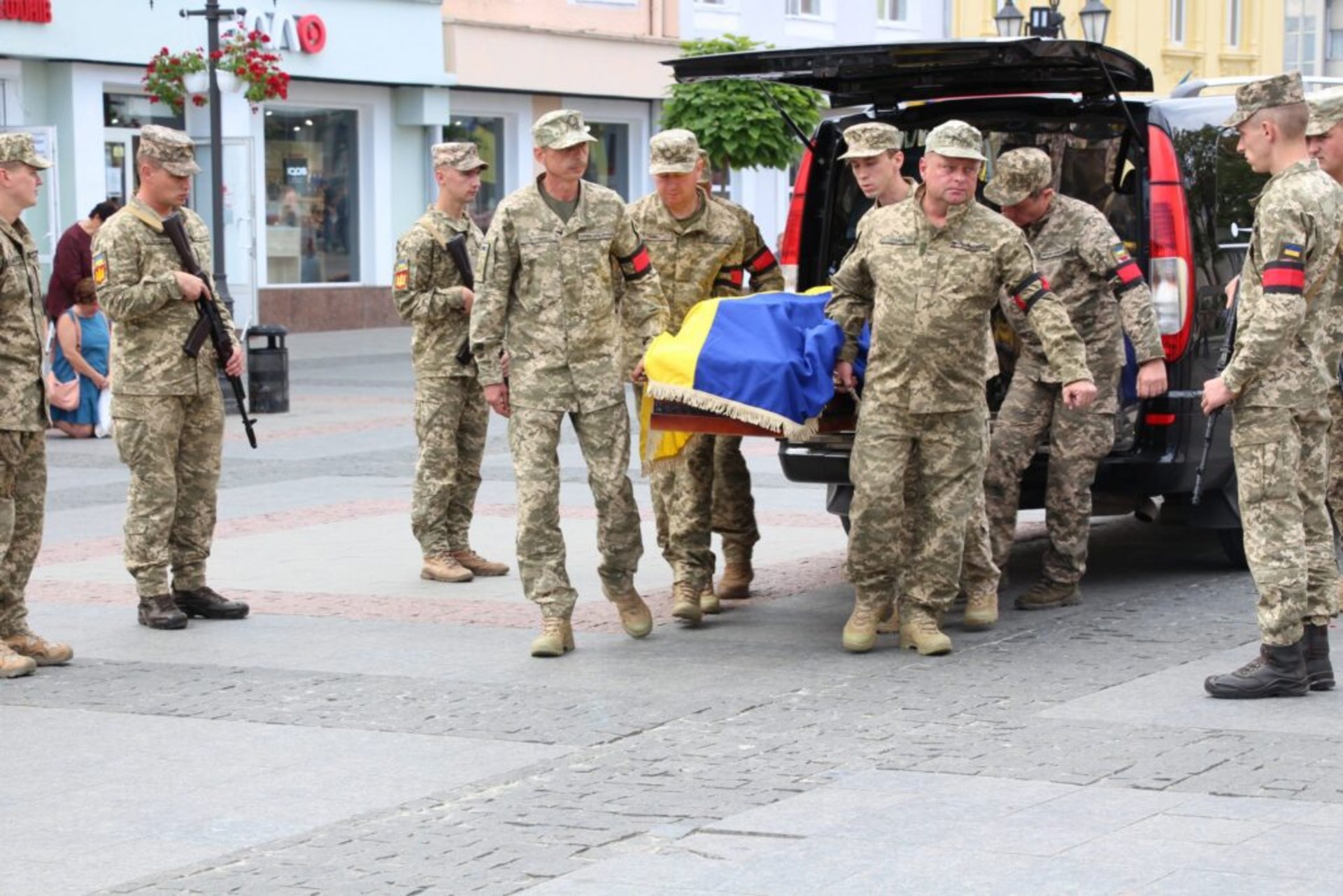 У Дрогобичі провели в останню путь загиблого захисника України Руслана Сергієнка