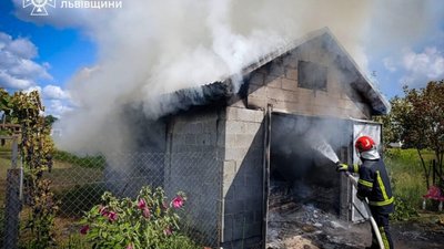 На Львівщині горів гараж
