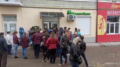 На Львівщині знову з'явились черги до банків (ФОТО)