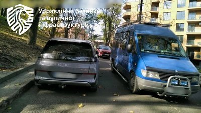 На яких вулицях Львова припарковані автомобілі ускладнюють зустрічний роз’їзд та об’їзд транспорту