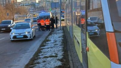 У Львові жінка вдарилася об трамвай: її життю нічого не загрожує