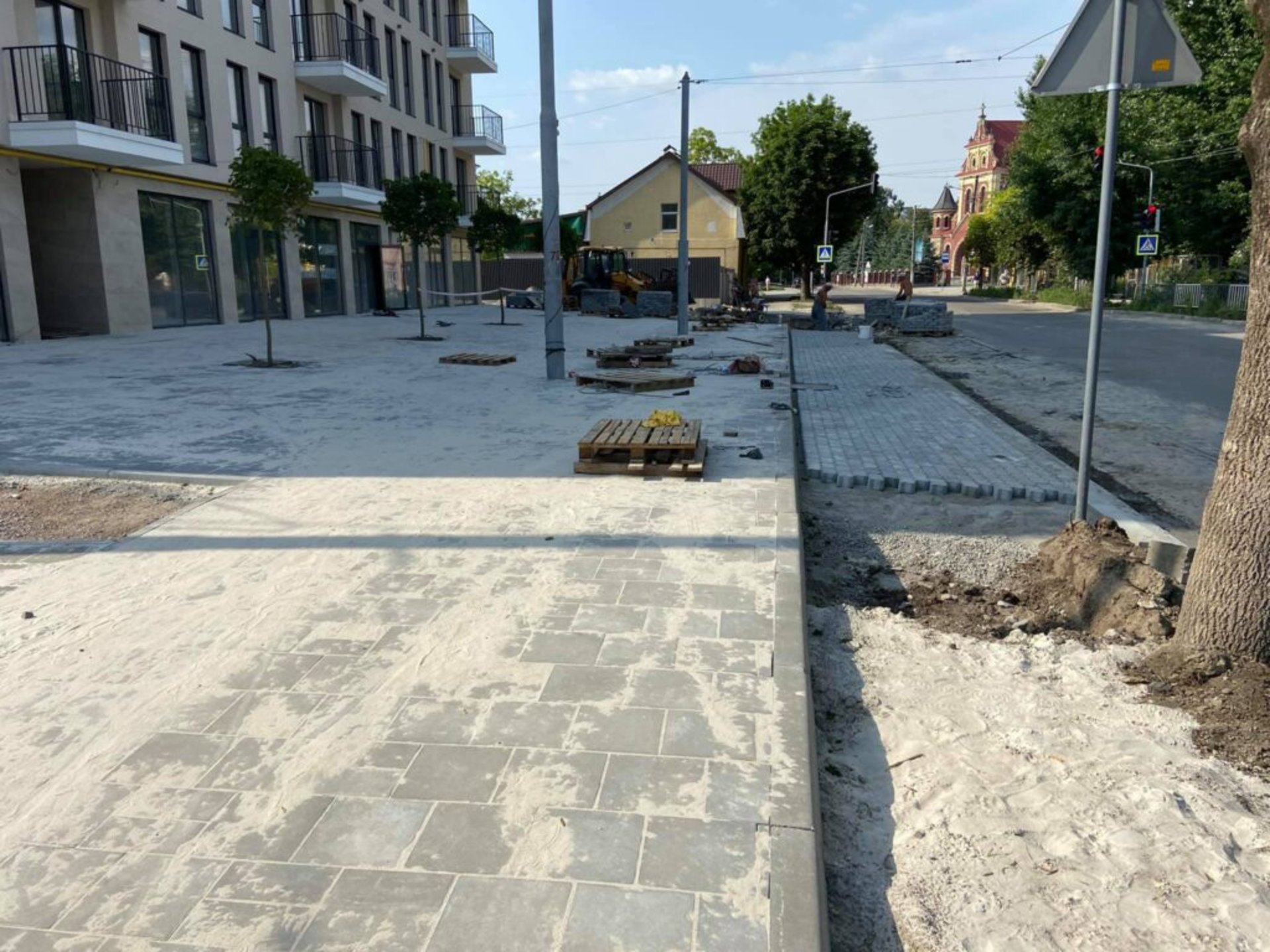 У Львові забудовник перетворив газон на паркомісця, фото ГЛМЛ