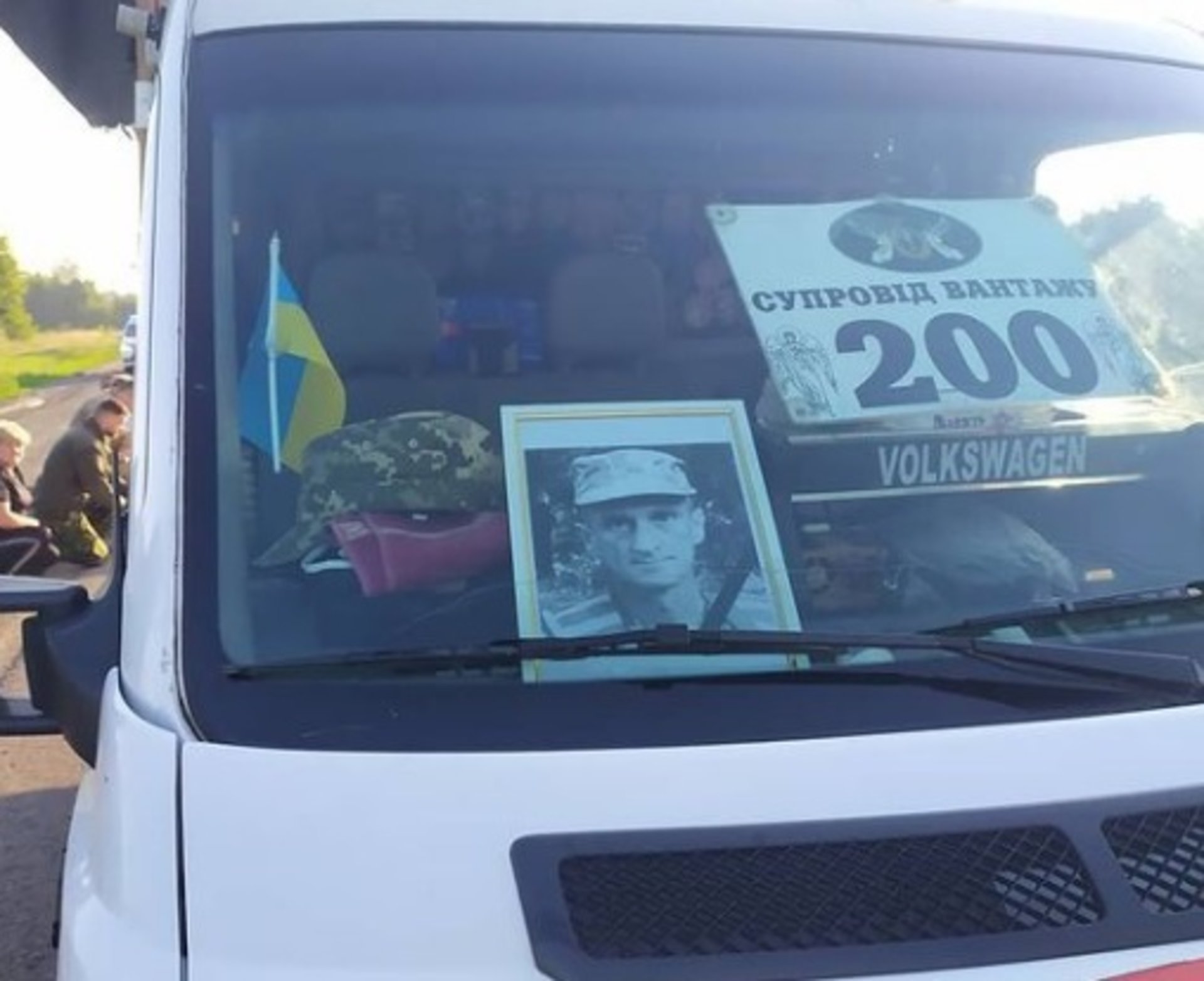 Загиблого героя України з Львівщини зустрічали на колінах