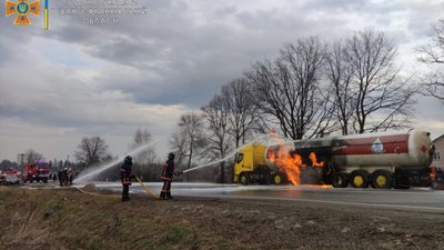 На автодорозі «Стрий-Мамалига» два дні гасили пожежу цистерни газовоза (ФОТО, ВІДЕО)