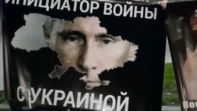 У Києві на Посольстві РФ зобразили карикатуру Путіна (ФОТО, ВІДЕО)
