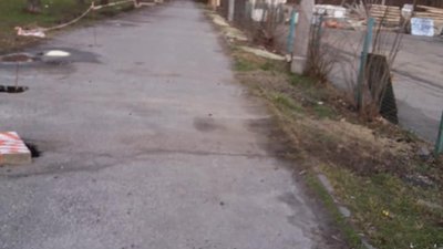 Біля аеропорту "Львів" розширюють автостоянку за рахунок тротуару (ФОТО)