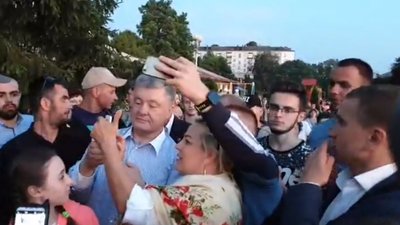 Як Порошенко зустрічав День Конституції (ВІДЕО)