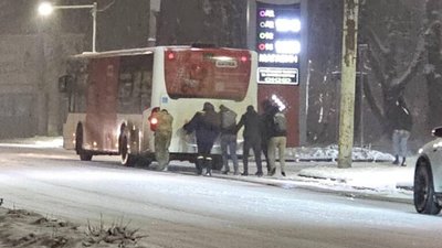 У Львові пасажирам у снігу довелось штовхати маршрутку