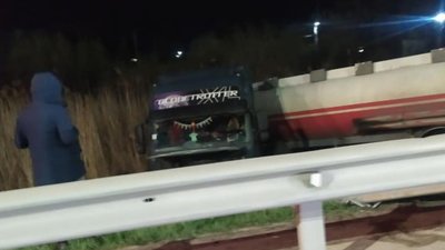 На Львівщині фура злетіла з траси (ФОТО)
