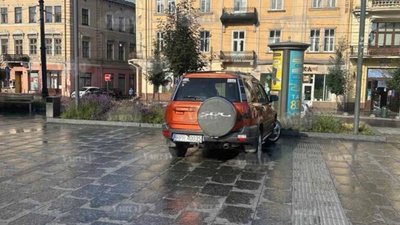 У центрі Львова водій припаркувався біля Оперного театру
