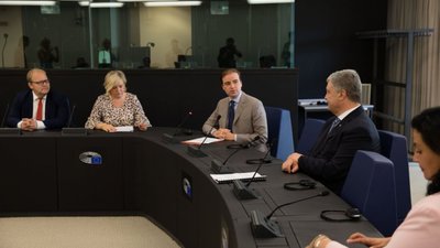 Порошенко звернувся до Європарламенту, вимагаючи у Росії оприлюднення списку політв'язнів