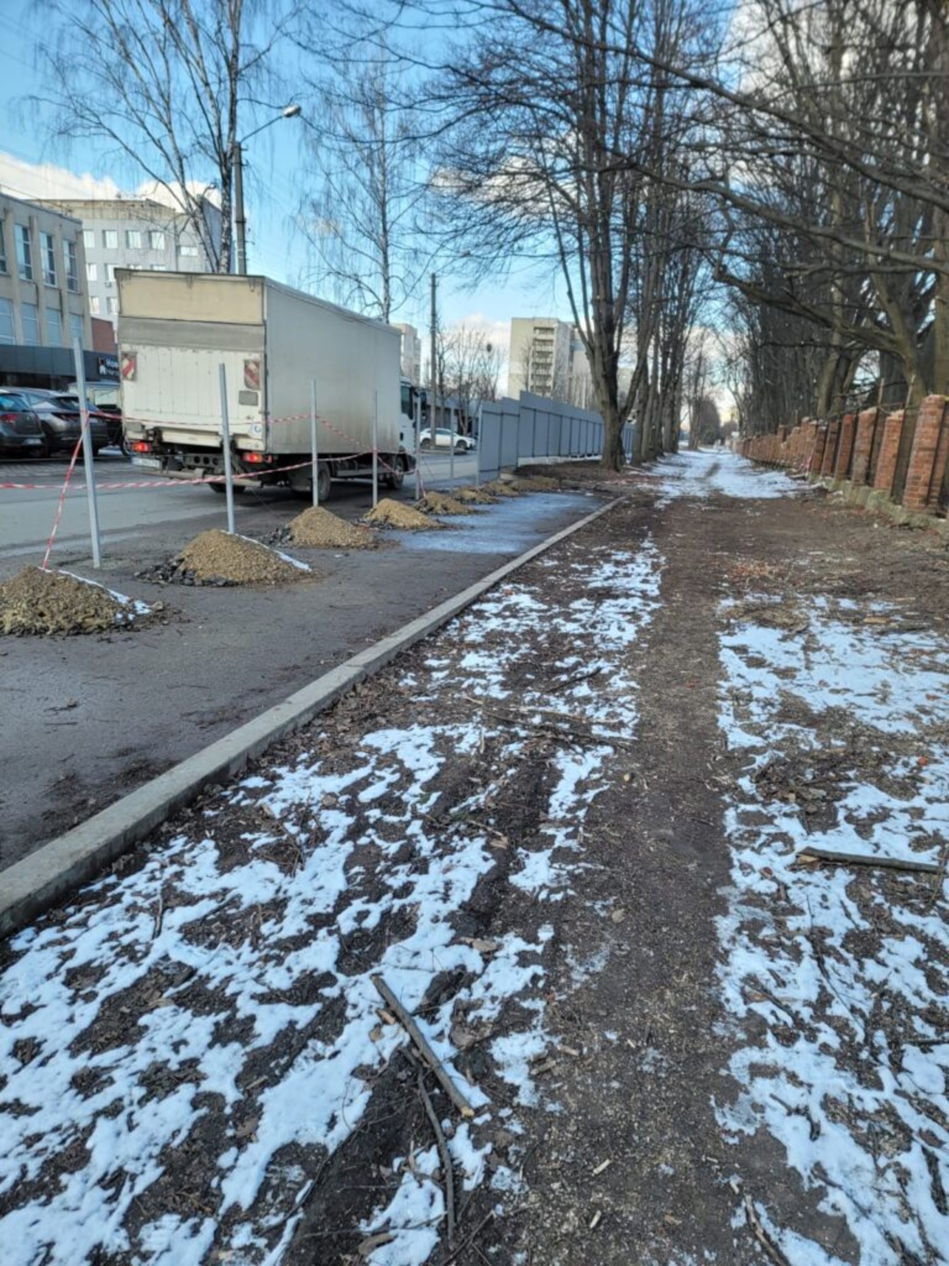 У Львові на місці скандального будівництва зрізали дерева, фото Четверта студія