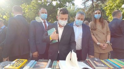 Зеленський під час книжкової "Толоки" купив книгу московського видавництва