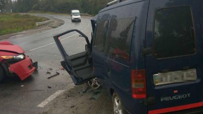 На Львівщині внаслідок автозіткнення на міжнародній трасі травмовані п’ятеро осіб