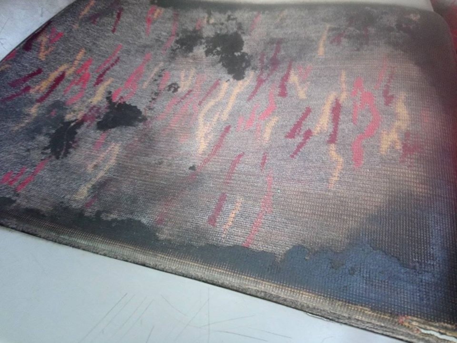 Мешканці Львова у трамваях змушені їздити стоячи через брудні сидіння. Фото: Оксана Шумська.