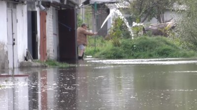У Золочеві озеро затопило гаражі (ВІДЕО)