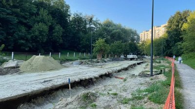 У Львові вулицю Пилипа Орлика ремонтують троє працівників (ФОТО)