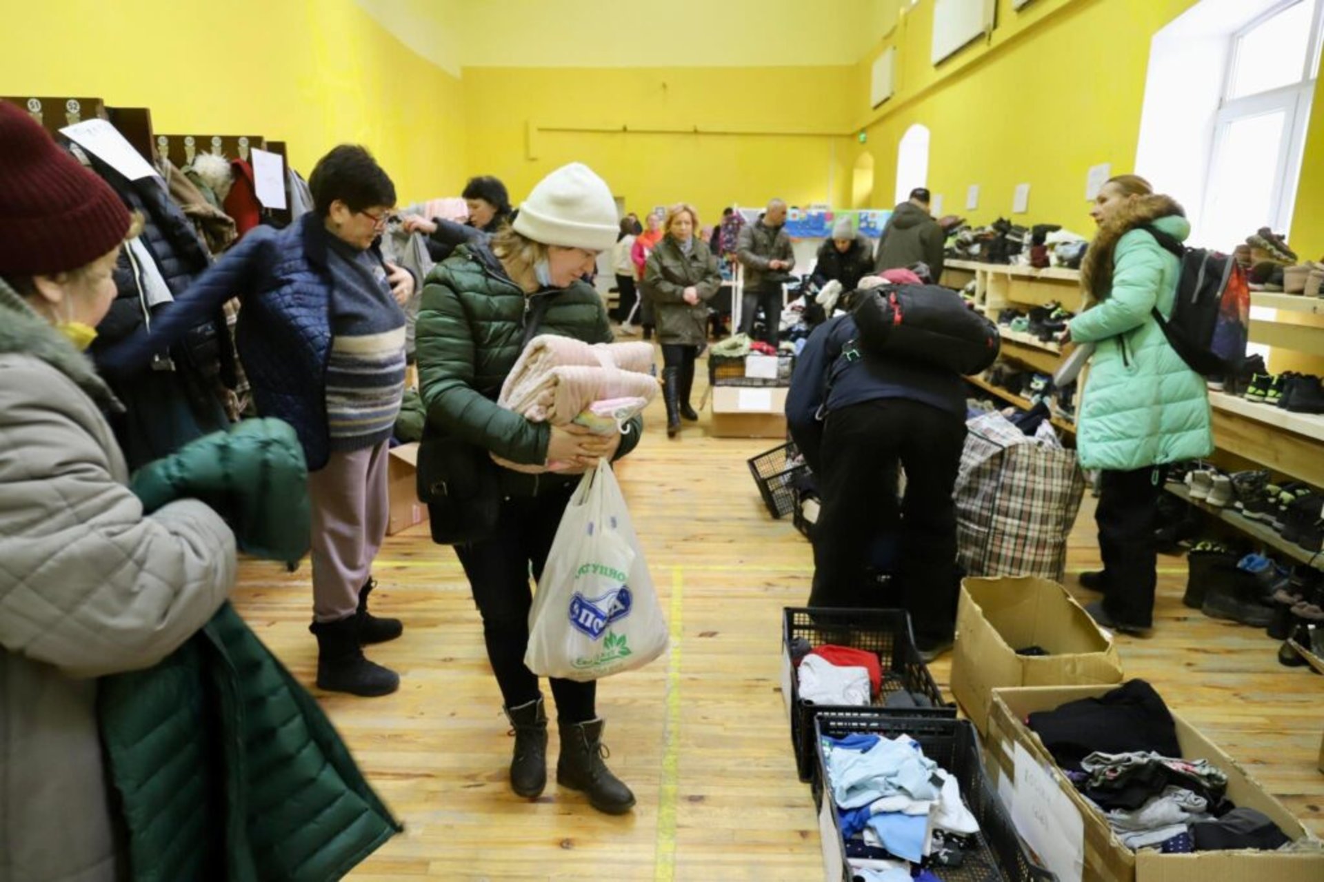 У Львові розпочав діяльність центр видачі одягу і взуття гуманітарного штабу