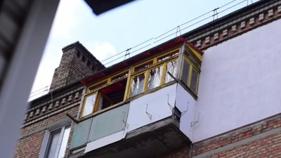 У Миколаєві чоловік з балкону грає на саксофоні гімн України (ВІДЕО)