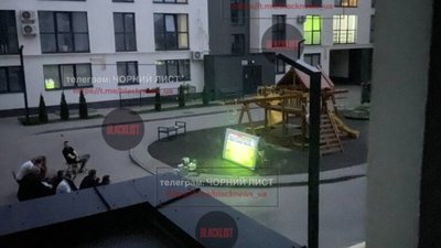 У Львові у дворі будинку дивились футбол (ФОТО)