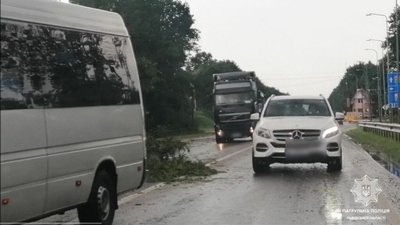 На трасі Київ - Чоп перекрили рух (ФОТО)
