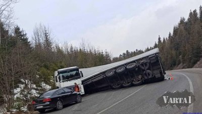 На Верецькому перевалі перекинулась вантажівка (ФОТО)